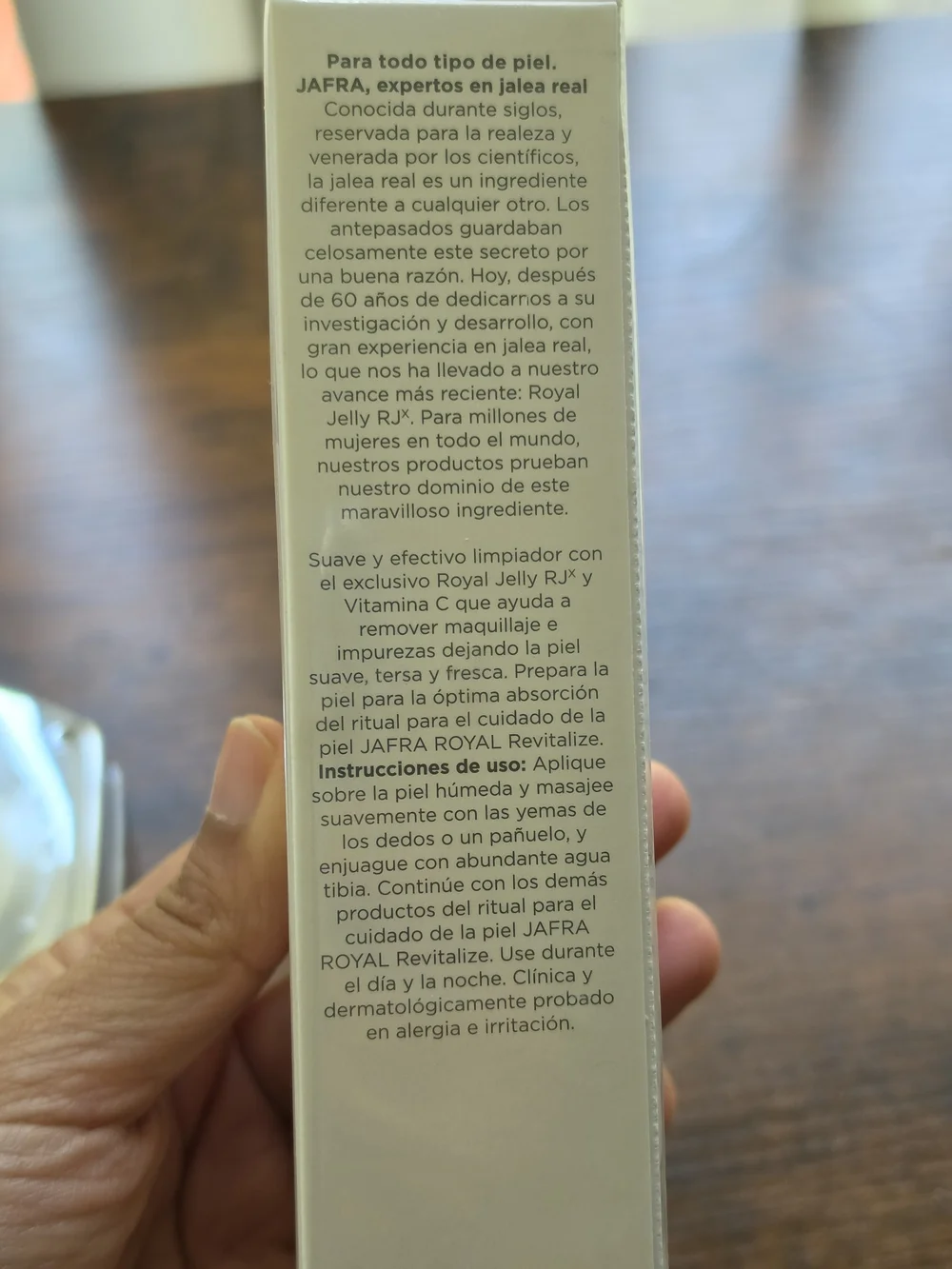 JAFRA ROYAL Revitalize Gentle Cleansing Milk – 4.2 fl oz - Picture 2 of 6